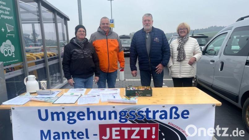 Reinhold Meier (3. von links) hat mit seinem Arbeitskreis eine Unterschriftenaktion durchgeführt. 1378 Unterschriften an einem Tag bekunden ein großes Interesse der Manteler Bürger an dem Projekt „Umgehungsstraße“. Bild: knh