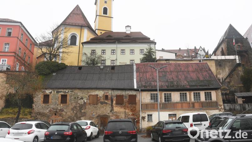 Unterhalb der Stadtpfarrkirche steht die sogenannte „Alte Lateinschule“. Der rechte Teil gehört Georg Kreuzer, der linke der Stadt Neustadt. Bild: Gabi Schönberger