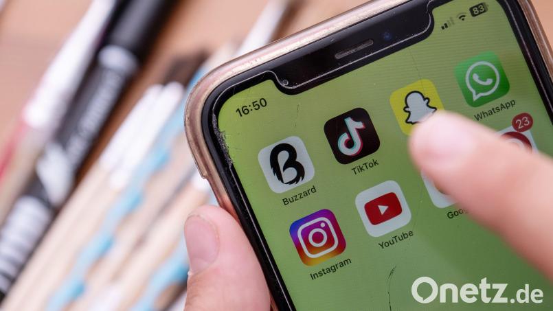 Ein Schüler hält ein Smartphone mit der Medien-App «The Buzzard». Nach Pilotprojekten mit Schülern hat das Medien-Start-up «The Buzzard» eine überarbeitete News-App auf den Markt gebracht. +++ dpa-Bildfunk +++ Symbolbild: Swen Pförtner/dpa