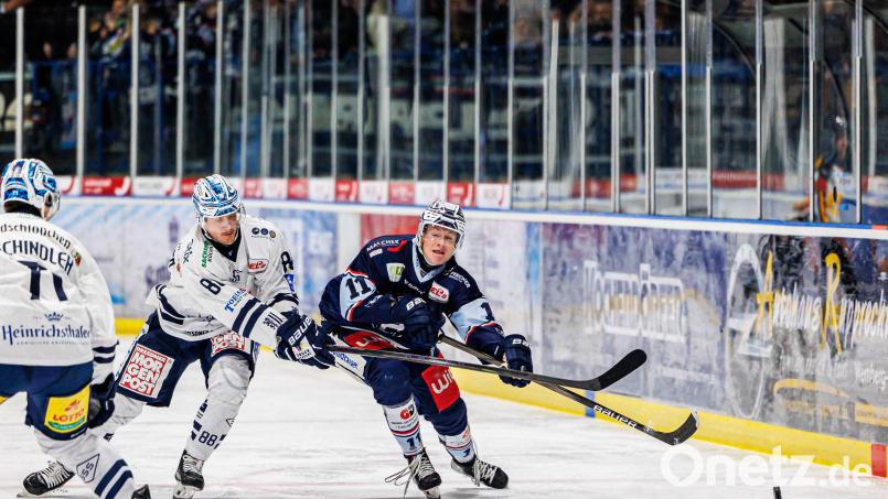 Elias Pul (rechts) von den Blue Devils Weiden war während der Länderspielpause mit der deutschen U20-Nationalmannschaft in Finnland unterwegs. Bild: Werner Moller