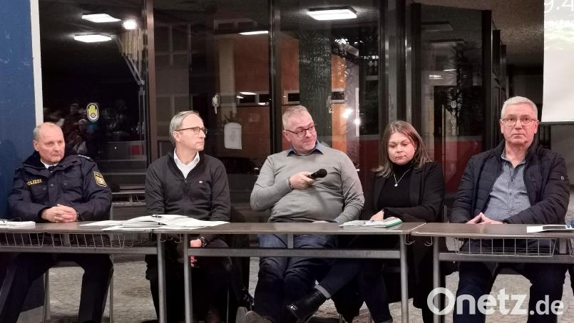 Sie beantworten bei der Bürgerversammlung in Schönsee die Fragen zum Thema Asylunterkunft (von links): Polizeihauptkommissar Werner Linhart sowie von der Regierung der Oberpfalz Sachgebietsleiter Dr. Thomas Thaller, Tobias Beer und Sandra Scharf sowie Unterkunftsleiter Reinhold Stangl. Bild: Portner