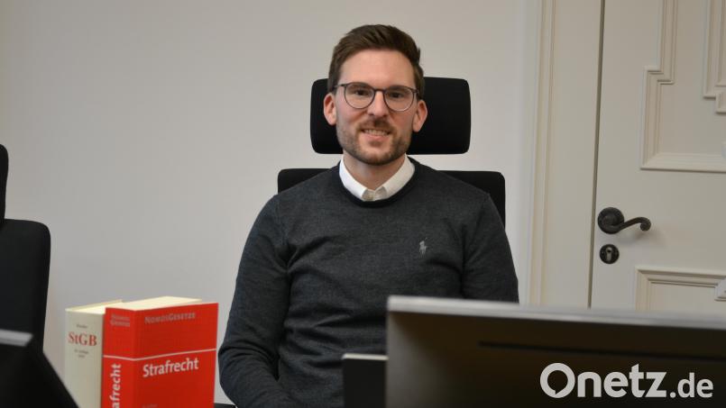 Michael Striegl hat an seinem neuen Arbeitsplatz am Richtertisch im Amtsgericht Tirschenreuth Platz genommen. Der 33-Jährige ist zu etwa gleichen Anteilen für Straf- und Zivilsachen zuständig. Bild: as
