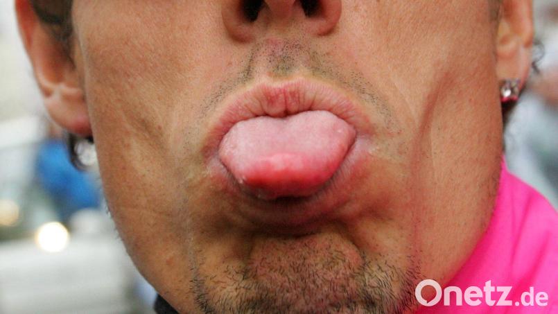 Es kommt immer auf den Kontext an: Wer die Zunge herausstreckt, um jemanden zu beleidigen, kann dafür strafrechtlich verfolgt werden. Bild: Gero Breloer/dpa