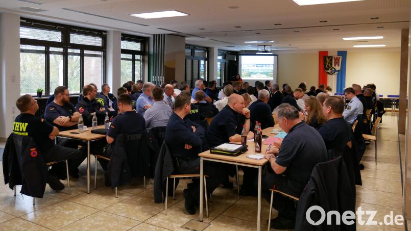 Zu einer Fachtagung kommen Führungskräfte im Zivil- und Katastrophenschutz im Landratsamt Schwandorf zusammen. Bild: Jana Voss/exb