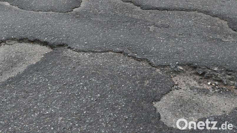 Für einen Teilabschnitt der Sanierung der Gemeindeverbindungsstraße zwischen Weigendorf und der Gemeindegrenze Birgland gibt es einen hohen Zuschuss des Freistaats. Symbolbild: Holger Hollemann