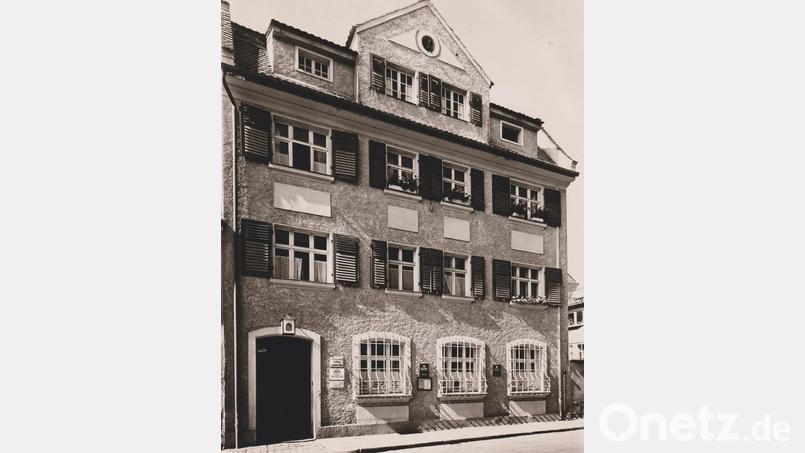 1939 erwarb die Kreissparkasse Amberg das Anwesen Georg-Schiffer-Straße 4 und nutzte es bis 1954 als Hirschauer Zweigstelle. In der Nacht vom 13. auf den 14. November 1953 brachen dort vom Garten der Apotheke aus Bankräuber ein und erbeuteten 51.404 Mark. Bild: Archiv Sepp Strobl