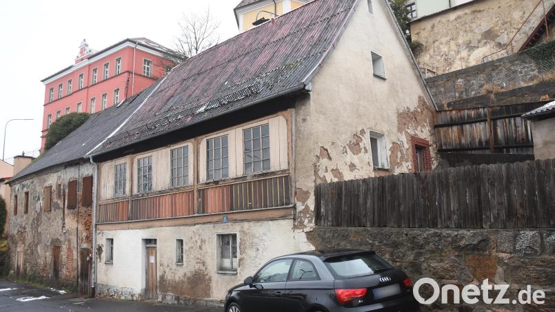 Der linke Teil der sogenannten &quot;Alten Lateinschule&quot; gehört der Stadt Neustadt, der rechte einem Privatmann. Der Dachstuhl ist durchgängig und dringend sanierungsbedürftig. Bild: Gabi Schönberger
