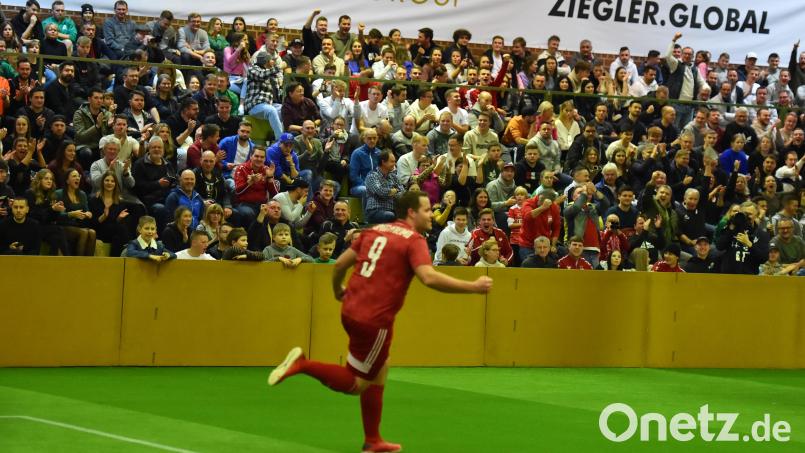 Pfreimds Spielertrainer Bastian Lobinger bejubelt vor imposanter Kulisse in der Weidener Mehrzweckhalle einen Treffer beim "Ziegler-Group-Karriere-Cup 2022". Diesen Winter findet das Hallenturnier nach einer einjährigen Pause wieder statt. Archivbild: A. Schwarzmeier