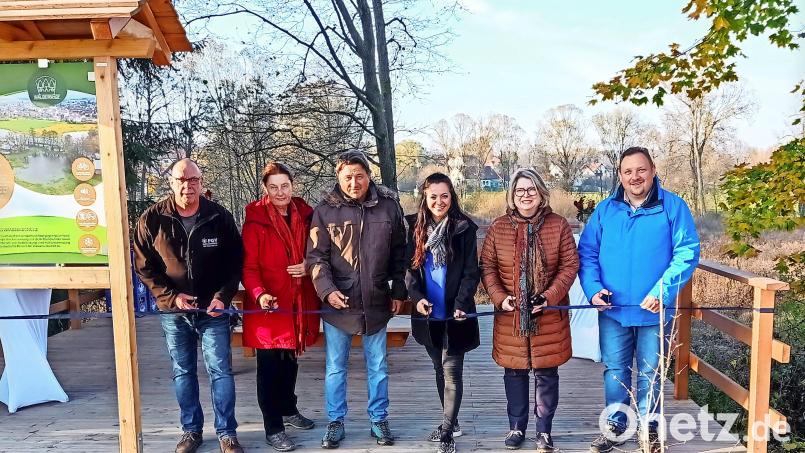 Ein Band durchschnitten bei der offiziellen Freigabe der Aussichtsplattform (von links) Stephan Schremmer vom FGV, Ursula Schimmel vom Bund Naturschutz, Umweltreferent Stefan Müller, Bürgermeisterin Margit Bayer, Dritte Bürgermeisterin Gisela Kastner und Zweiter Bürgermeister Mario Rabenbauer. Bild: fpoz