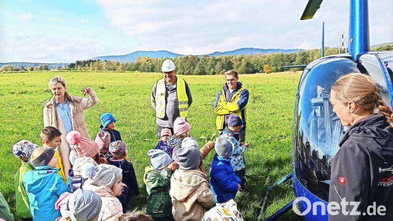 Zwischenstation bei einem Kontrollflug war die Schlosswiese in Waldershof: Auch für Kindergartenkinder war der blaue Heli ein Blickfang. Mit im Bild (von links) Kinderhaus-Leiterin Silke Weinhold, der Leiter des Ferngas-Meisterbezirkes Fichtelgebirge, Karl-Heinz Hecht, und die Piloten Meinte Ooster und Lena Maier. Bild: fpoz