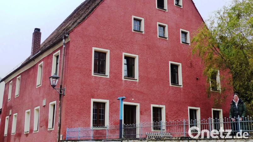 Das Gebäude des ehemaligen Gasthauses Goldener Löwe am Kastler Marktplatz gehört nun der Psychotherapeutin Kathrin Kumbernuß (rechts), die dort nach der Sanierung eine Wohnung und Praxisräume einrichten will. Bild: jp