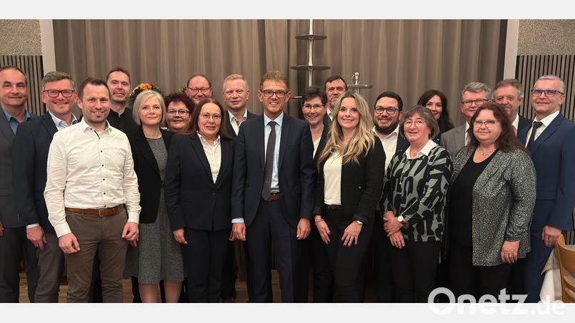 Die Jubilare mit Andreas Reindl, Vorstandsmitglied der VR Bank Amberg-Sulzbach (Mitte im Anzug). Bild: Thomas Retzer