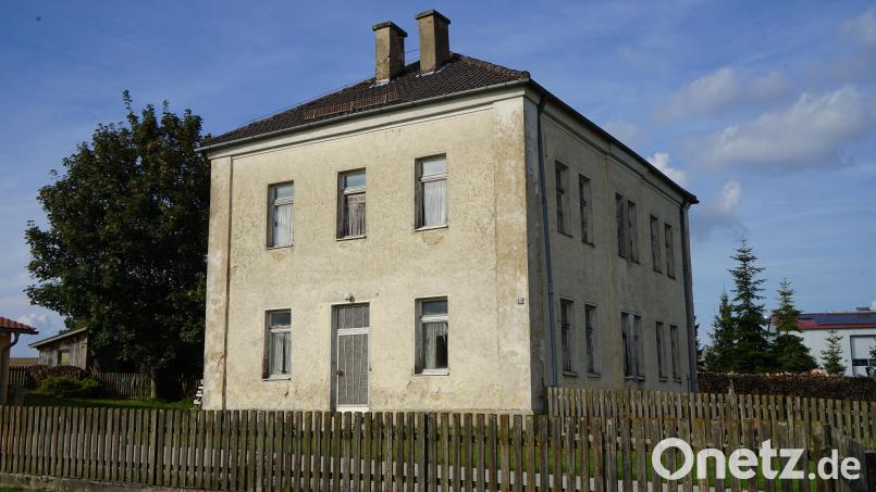 Ein imposantes Gebäude: der zweigeschossige alte Pfarrhof in Hohentreswitz mit Walmdach. Bild: Schönberger/exb