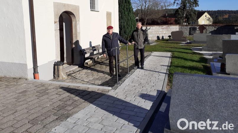 Peter Trstan (links) und Josef Rewitzer gucken sich bei einer Begehung die neuen Baumaßnahmen an. Bild: Elfriede Rewitzer