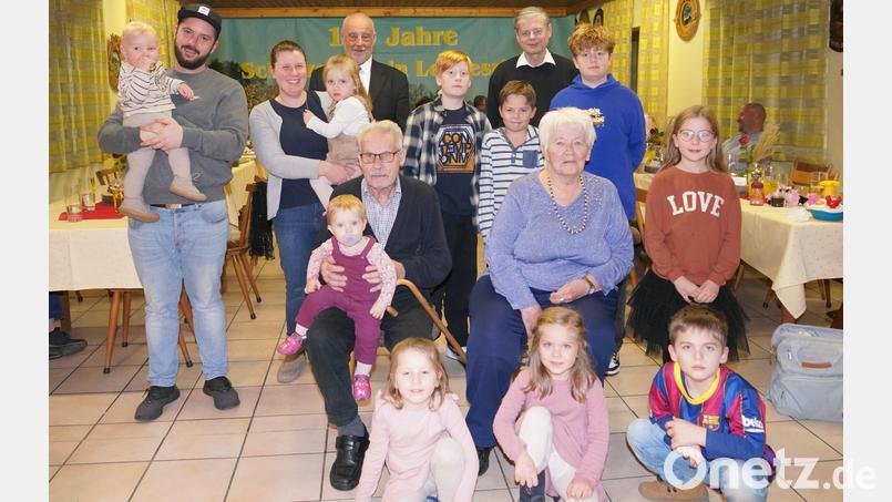 Für die zehn Urenkel Johannes, Andreas, Moritz, Luisa, Mäxi, Marlene, Mathilda, Magdalena, Max und Marie ist es ein &quot;Muss&quot;, mit auf dem Geburtstagsfoto ihrer &quot;Urioma Marlene&quot; zusammen mit Uropa Andreas zu sein. Bild: fvo