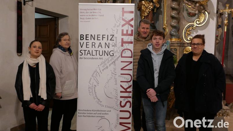 1110 Euro kamen beim MuT-Benefizkonzert am Samstag in der katholischen Kirche St. Peter und Paul in Püchersreuth zusammen. Dafür hatten sich engagiert (von links): Tänzerin Marlene Götz, Anni Löw vom Verein VKKK, MuT-Initiator Wolfgang Göldner, Philipp Rohrer (Marimbaphon) und Sängerin Michaela Mention. Bild: Martin Thoma