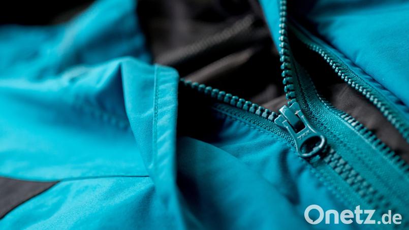 Das Detail einer Outdoor-Jacke Symbolbild: Sven Hoppe/dpa