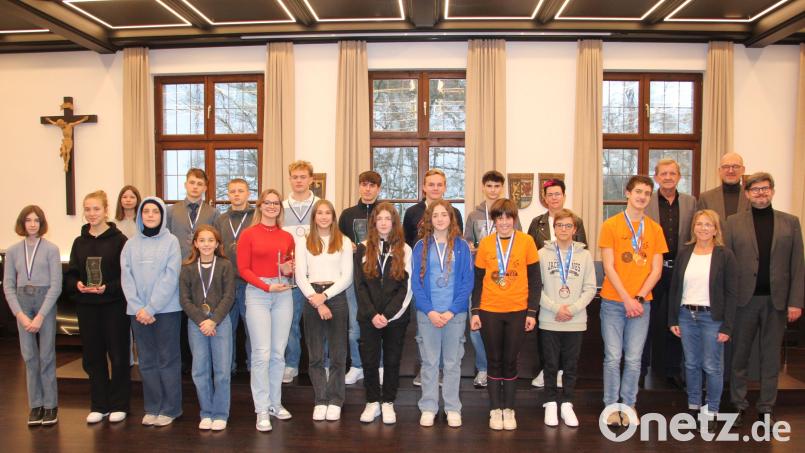 Der Arbeitskreis Sport in Schule und Verein zeichnete die besten Sportlerdes Landkreises Tirschenreuth aus. Bild: kro