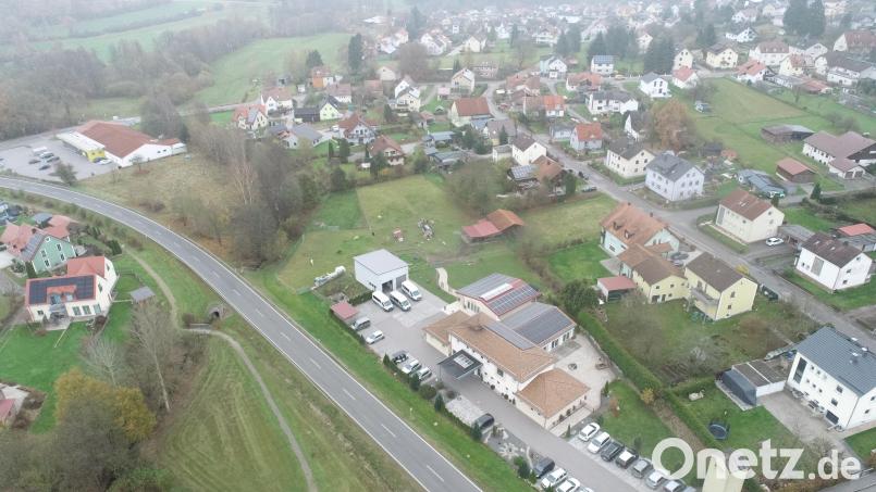 Der grüne Bereich oberhalb des Pflegedienstes &quot;Herbstsonne&quot; ist in seinem nördlichen Bereich Biotop. Ein Streifen von der Staatsstraße bis zur rechten Grundstücksgrenze soll im geänderten Flächennutzungs- und Bebauungsplan im Besonderen für Tierhaltung und Stallungen ausgewiesen werden. Bild: bey