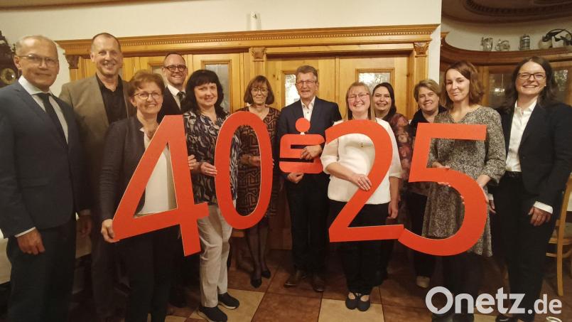 Die Sparkasse Amberg-Sulzbach ehrte Mitarbeiter, die heuer ihr 25- und 40-jähriges Dienstjubiläum feierten. Bild: Kathrin Schmidt/Sparkasse