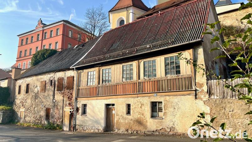 Zwei einstmals schmucke Häuser in der Fröschaustraße in Neustadt/WN sind heruntergekommen. Derzeit will sie niemand haben. Die Stadt plant wieder einmal auszuloten, was sie mit ihrem denkmalgeschützten, aber maroden linken Teil anfangen kann. Bild: Gabi Schönberger