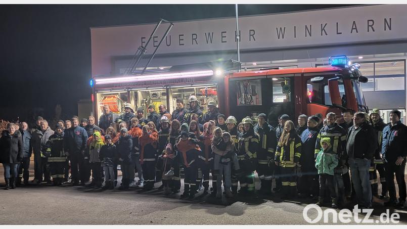 Die Freude bei der Feuerwehr und der Bevölkerung ist groß, als das neue Fahrzeug in Winklarn eintrifft. Bild: amö