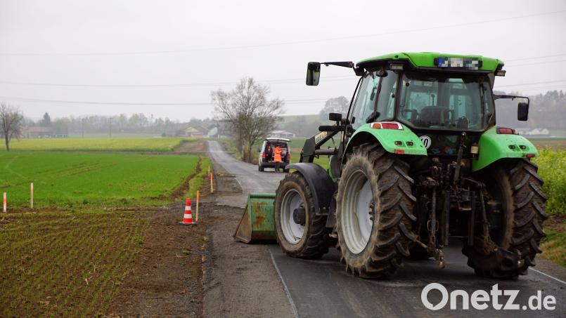 Über das Programm für den Ausbau des Kernwegenetzes liefen die Arbeiten an der Straße von Oberbruck zur Ziegelhütte. Ein verengter Straßenabschnitt wird nun mit einer Geschwindigkeitsbegrenzung versehen. Unser Bild zeigt noch Vermessungsarbeiten im Straßenbereich. Bild: bkr