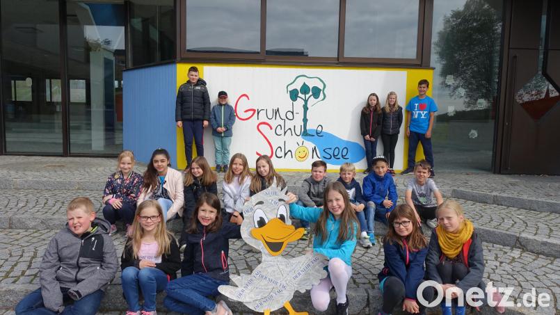 Die Klasse 4 der Grundschule Schönsee mit ihrer Zeitungsente. Bild: exb