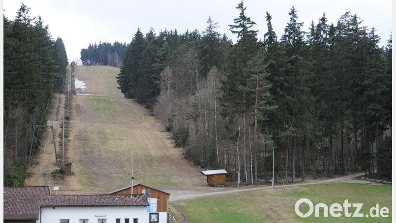 Der Fahrenberg bei Waldthurn. Viele hoffen darauf, dass auch heuer genügend Schnee fällt und der Lift in Betrieb gehen kann. Zumindest die Rahmenbedingungen sind nun wohl geklärt. Bild: bey
