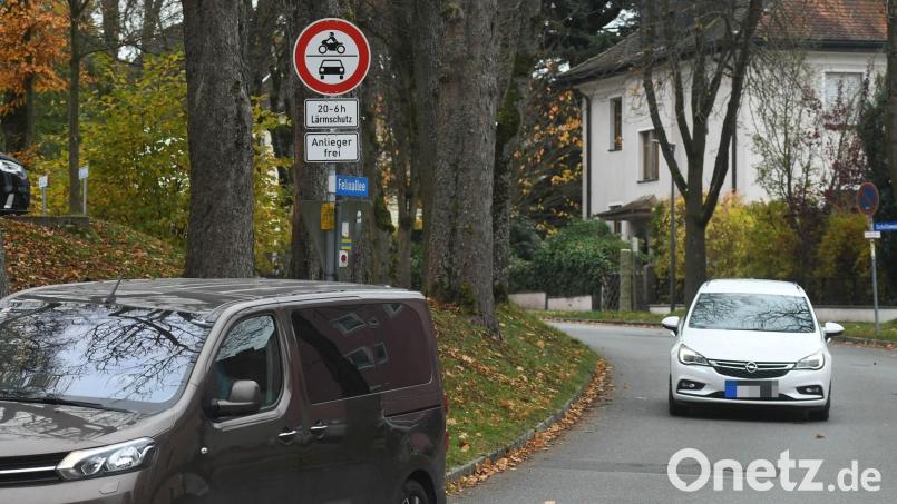 Die nächtliche Durchfahrtssperre an der Felixallee in Neustadt/WN soll aufgehoben werden. Bild: Gabi Schönberger