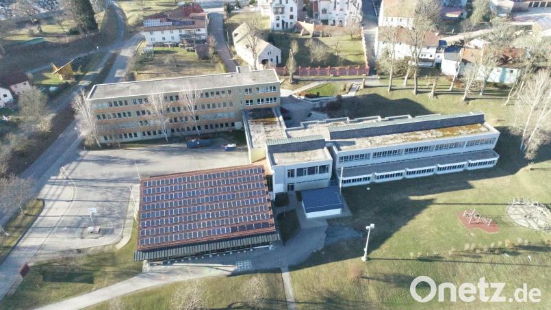 Die Photovoltaikanlage auf dem Dach der Schulturnhalle wird ab 1. Januar 2025 von der Stadt Pleystein übernommen. Bild: bey