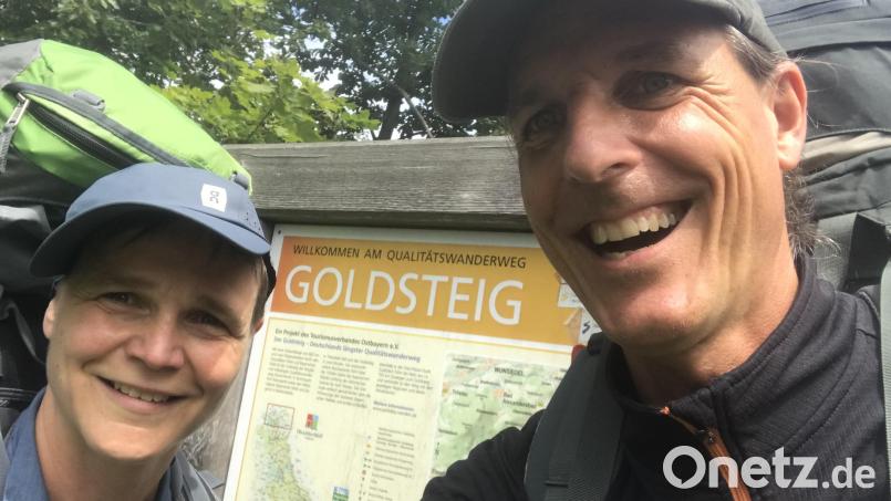 Oliver und Regina Machander beim Start ihrer Wanderung in Marktredwitz. Bild: Oliver Machander