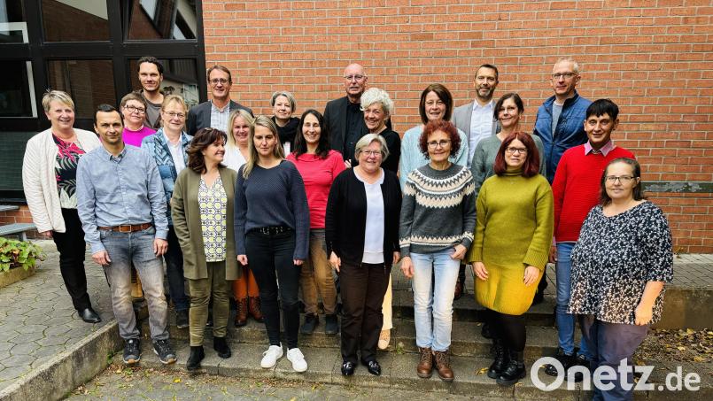 Bei einer gemeinsamen Feier wurden Mitarbeitende der Lebenshilfe Amberg-Sulzbach, der Jura-Wohnstätten und der Jura-Werkstätten für ihre 25- und 40-jährige Dienstzugehörigkeit geehrt. Bild: Mariella Kramer