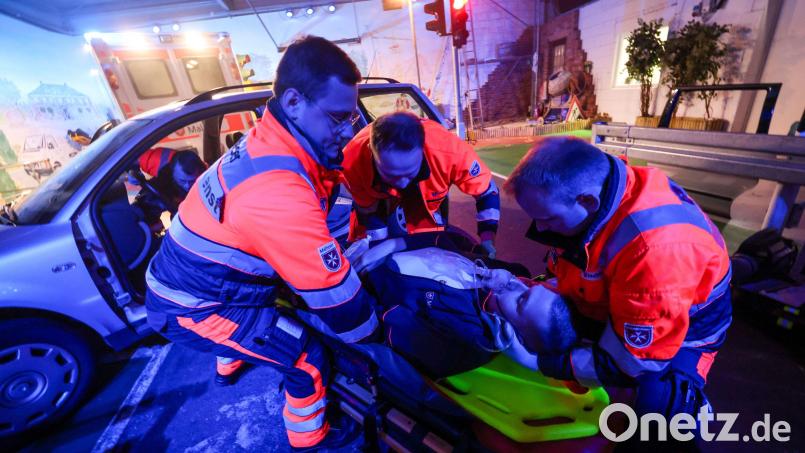 Notfallsanitäter in Ausbildung bergen während einer Übung einen von einem Kollegen dargestellten Mann aus seinem verunglückten Auto. Symbolbild: Focke Strangmann/dpa