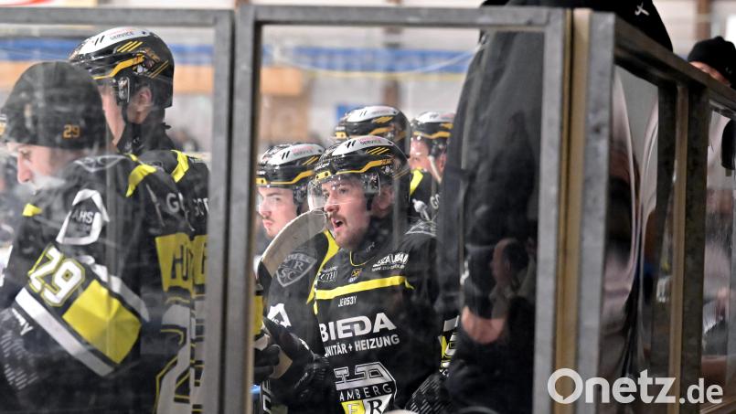 Gespannte Blicke auf der Spielerbank des ERSC Amberg. Die Löwen treffen am Freitagabend auf Bayernliga-Schlusslicht EHC Klostersee. Bild: Hubert Ziegler