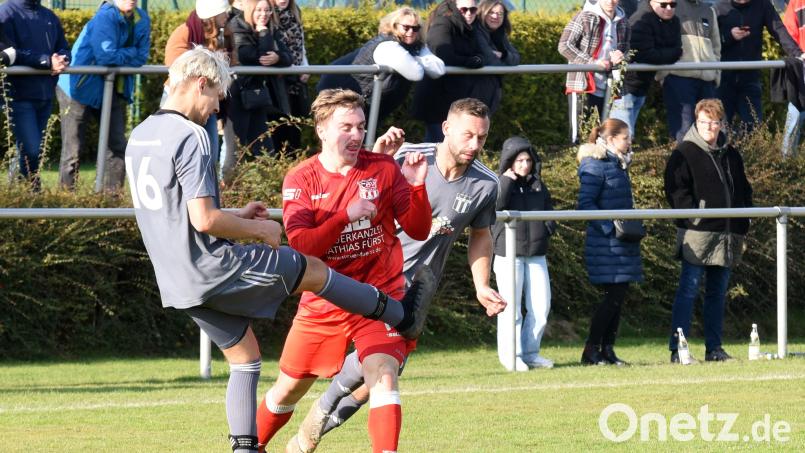 Kreisliga-2-Spitzenreiter TSV Waldershof gastiert am Sonntag beim VfB Arzberg. Am vergangenen Wochenende verlor der TSV in Konnersreuth mit 0:1 (Szene). Hier hat der Waldershofer Felix Fux (Mitte) gegen Cedric Reiter (links) und Felix Lippert das Nachsehen. Bild: Gebert