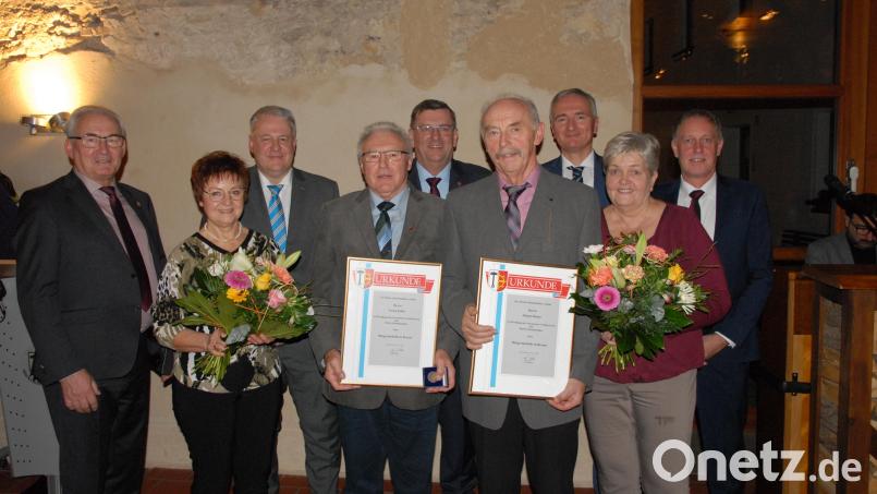 Bei der Ehrung (von links) Georg Koller mit Ehefrau Rosa sowie Johann Bauer mit Ehefrau Elisabeth mit den drei Bürgermeistern, Landrat Richard Reisinger und Landtagsabgeordneten Harald Schwartz. Bild: pop