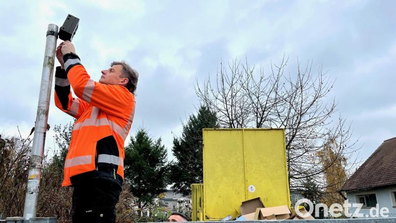 Abfallberater Peter Hägler schaut nach der Kamera. Drei Wertstoffinseln werden künftig videoüberwacht. Bild: Gabi Schönberger