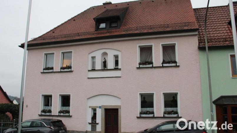 Aus sozialen Gesichtspunkten wurde der Katholische Pfarrhof in Wildenau in die Bedarfsmitteilung zur Städtebauförderung für das Jahr 2025 aufgenommen. Konkrete Pläne, wie das Gebäude eventuell genutzt werden könnte, gibt es noch nicht. Bild: prh