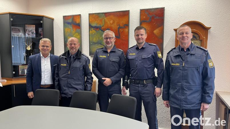 Wechsel in der Polizeidienststelle in Windischeschenbach: Klaus Lang (Mitte) geht, Alexander Horn (Zweiter von rechts) kommt. Darüber freuen sich Bürgermeister Karlheinz Budnik (links), Leiter der PI Neustadt, Stefan Weinberger (rechts) und sein Stellvertreter Johannes Zeug (Zweiter von links). Bild: Stadt Windischeschenbach