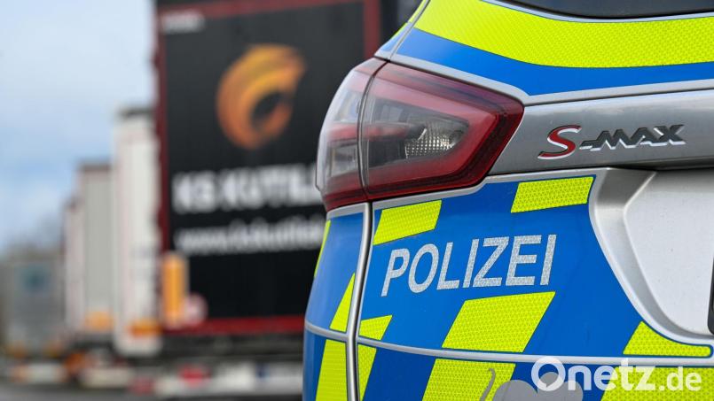 Bei Temperaturen um den Gefrierpunkt durfte sich der 54-Jährige zum Aufwärmen in den Streifenwagen setzen und bekam eine Decke. (Symbolbild) Bild: Hendrik Schmidt/dpa