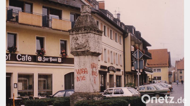 Eine böse Überraschung war es für die Königsteiner, als das Kriegerdenkmal 1988 mit Farbe und Parolen besprüht wurde. Bild: Archiv Pirner