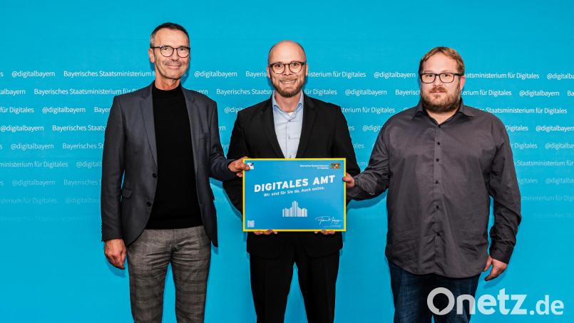 Bürgermeister Peter Achatzi (links) und der Verwaltungsfachangestellte Simon Bohun freuen sich über die Auszeichnung &quot;Digitales Amt&quot;, die ihnen von Bayerns Digitalminister Dr. Fabian Mehring (Mitte) überreicht wurde. Bild: Staatsministerium Digitales