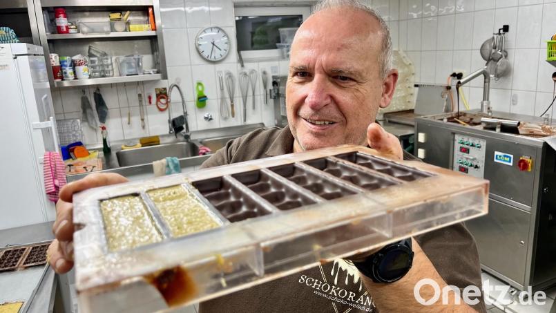 Markus Welsch aus Windischeschenbach prüft, ob die Füllung der Dubai-Schokolade glatt verstrichen ist. Er produziert die virale Nascherei seit Wochen am laufenden Band. Bild: Gabi Schönberger