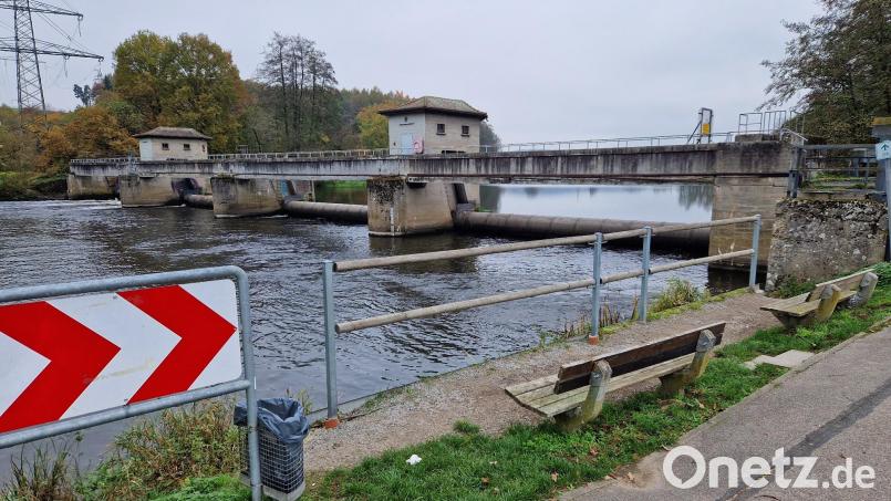 Beim Naabwehr im Schwandorfer Stadtteil Dachelhofen fällt am Montagabend ein 14-Jähriger ins eiskalte Wasser, kann sich aber selbst ans Ufer retten. Durchnässt und unterkühlt wird er von der Feuerwehr aufgegriffen. Bild: td