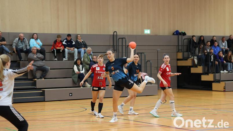 Tamara Hauer (Mitte) von der HSG Weiden in Aktion: Am Samstag geht es für die Weidener Handballerinnen zur SG Regensburg. Archivbild: Dieter Jäschke