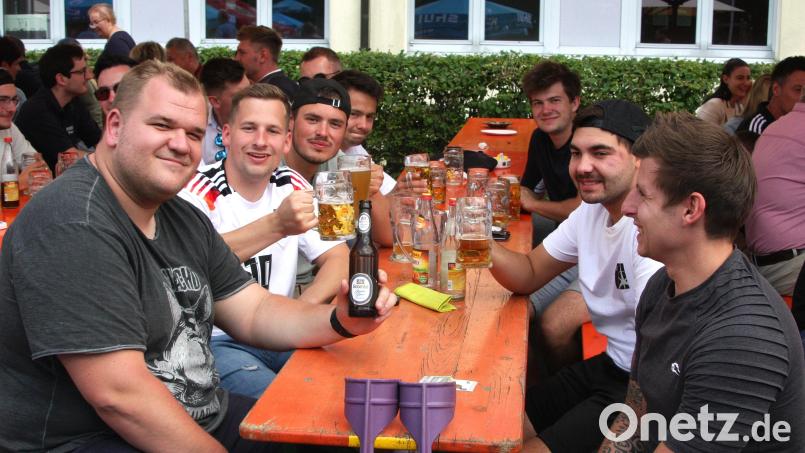 Das Bürgerfest unter freiem Himmel genießen auch viele junge Fuchsmühler. Für künftige Feste denkt man darüber nach, auf Selbstbedienung zu setzen. Archivbild: wro