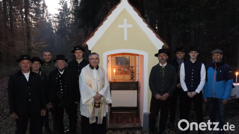 Die Wolfsbacher Böllerschützen haben die Hubertuskapelle im Hirschwald saniert. Zum Dank gab es eine Hubertusandacht mit Ehrengästen. Bild: mrr