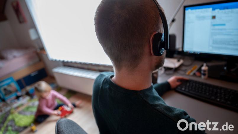 Arbeit vom heimischen Computer: Wie Oberpfälzer Firmen mit dem Thema mobile Arbeit umgehen. Symbolbild: Sebastian Gollnow/dpa