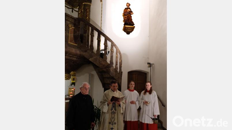 Pfarrer Max Früchtl beim Weiheakt der Statue des Heiligen Josef.
Links im Bild der Spender Josef Birkner. Bild: Fred Lehner